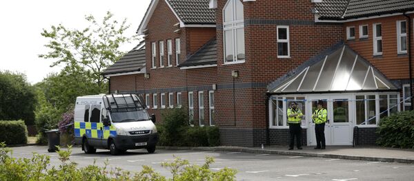 British police officers guard a cordon outside the Amesbury Baptist Centre church in Amesbury, England, Wednesday, July 4, 2018 - Sputnik Afrique