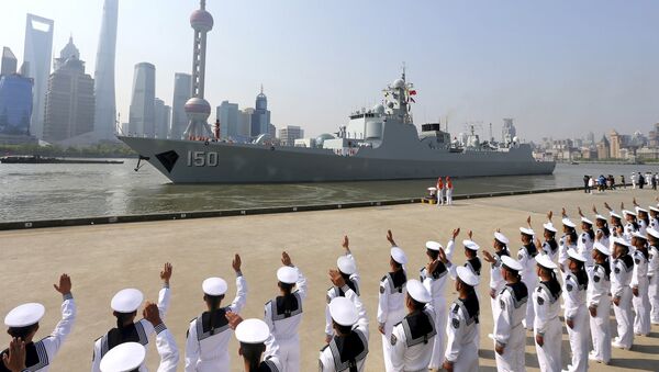 In this photo taken April 23, 2017 released by Xinhua News Agency, Chinese sailors wave off a Chinese navy ship that is part of a three ships fleet departing on a public relations visit to over 20 countries with the city skyline of Shanghai in the background. - Sputnik Afrique