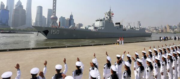 In this photo taken April 23, 2017 released by Xinhua News Agency, Chinese sailors wave off a Chinese navy ship that is part of a three ships fleet departing on a public relations visit to over 20 countries with the city skyline of Shanghai in the background. - Sputnik Afrique