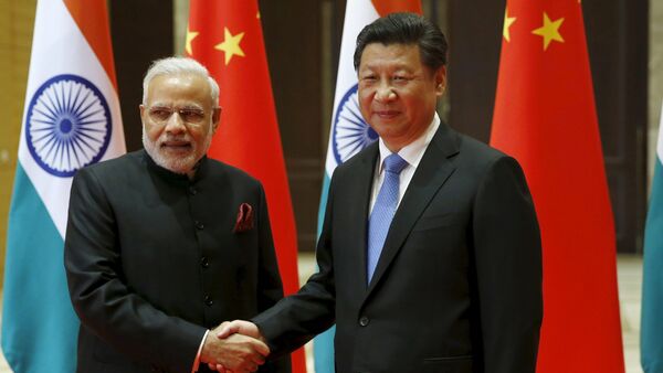 Indian Prime Minister Narendra Modi (L) and Chinese President Xi Jinping shake hands before they hold a meeting in Xian, Shaanxi province, China, May 14, 2015 - Sputnik Afrique