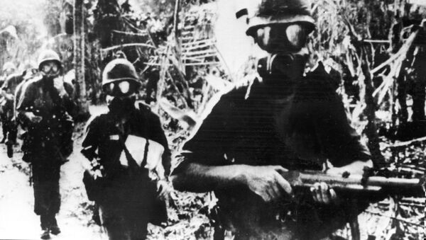 Американские военнослужащие в противогазах в Южном Вьетнаме - Sputnik Afrique