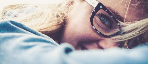 Une femme en lunettes - Sputnik Afrique