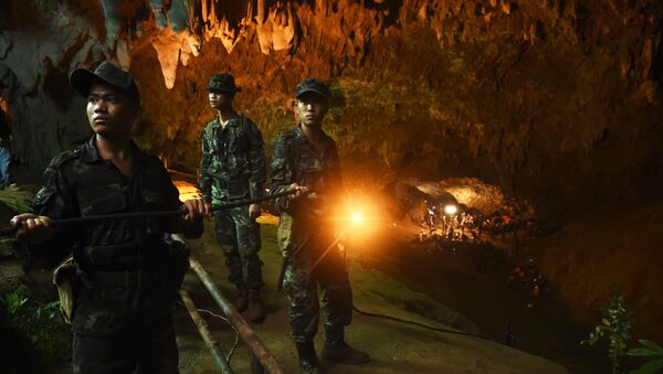 Thai soldiers relay electric cable deep into the Tham Luang cave at the Khun Nam Nang Non Forest Park in Chiang Rai on June 26, 2018 during a rescue operation for a missing children's football team and their coach. - Sputnik Afrique