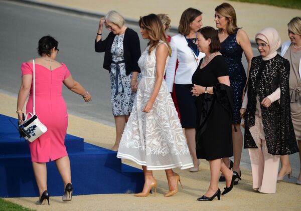 Melania a choisi à nouveau une robe, mais cette fois blanche à dentelle - Sputnik Afrique