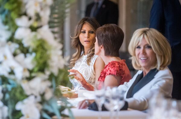 Pour le dîner Brigitte Macron a choisi un smoking de contraste  - Sputnik Afrique