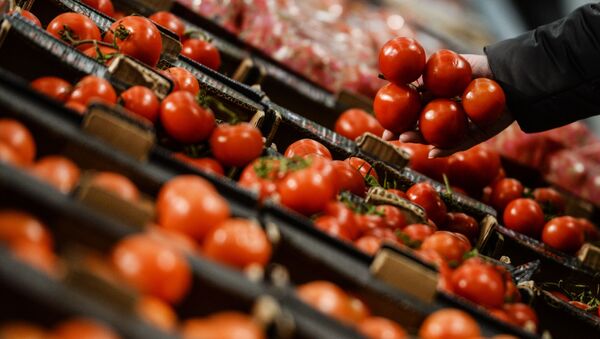 Посетитель выбирает помидоры в гипермаркете Лента в Великом Новгороде - Sputnik Afrique