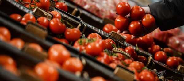 Посетитель выбирает помидоры в гипермаркете Лента в Великом Новгороде - Sputnik Afrique