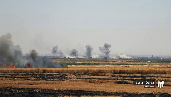 This photo provided by Nabaa Media, a Syrian opposition media outlet, shows smoke rising from Tafas village that were hit by Syrian government forces bombardment, in Daraa countryside, southern Syria, Monday, July 2, 2018. - Sputnik Afrique