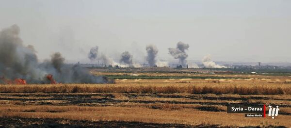 This photo provided by Nabaa Media, a Syrian opposition media outlet, shows smoke rising from Tafas village that were hit by Syrian government forces bombardment, in Daraa countryside, southern Syria, Monday, July 2, 2018. - Sputnik Afrique
