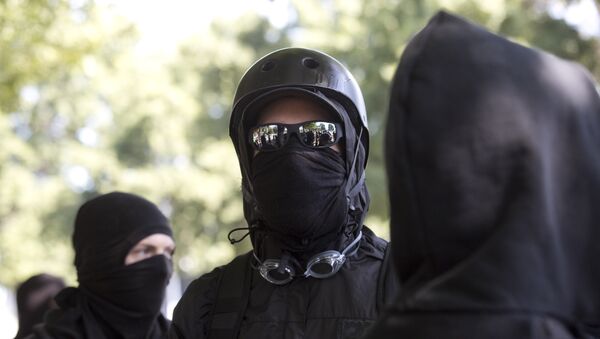 Antifa protesters wear bandanas over their face during a protest to oppose the right wing group The Patriot Prayer Movement, that was having a rally in downtown Portland, Oregon on September 10, 2017. - Sputnik Afrique