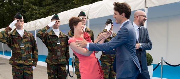 Belgian Prime Minister Charles Michel, his partner, Amelie Derbaudrenghien, and Canada's Prime Minister Justin Trudeau during the arrival for a dinner at the Parc du Cinquntenaire - Jubelpark park in Brussels, Belgium July 11, 2018 - Sputnik Afrique
