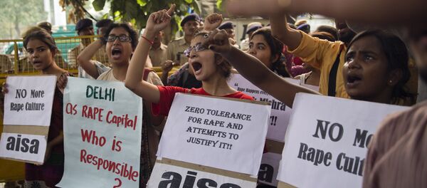 (File) Indian students shout slogans during a protest against the latest incidents of rape in New Delhi, India, Sunday, Oct. 18, 2015 - Sputnik Afrique