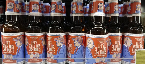 Beer bottles with labels depicting Russian President Vladimir Putin (L) and US President Donald Trump - Sputnik Afrique