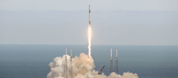 A SpaceX Falcon 9 rocket lifts off from launch complex 40 at the Cape Canaveral Air Force Station in Cape Canaveral, Fla., Monday, April 2, 2018 - Sputnik Afrique