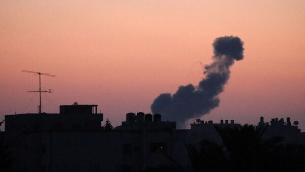 Fumaça subindo após um ataque aéreo de Israel na parte central da Faixa de Gaza, 20 de junho de 2018 - Sputnik Afrique