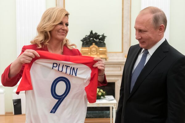 Kolinda Grabar-Kitarovic offre un maillot de la sélection croate à Vladimir Poutine Kolinda Grabar-Kitarovic offre un maillot de la sélection croate à Vladimir Poutine - Sputnik Afrique