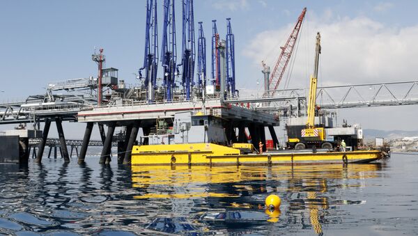 A picture taken on March 24, 2015 shows the jetty at the oil storage terminal of VTT Vasiliko Ltd (VTTV) at the port of Vasilikos in the coastal southern Cypriot town of Mari. - Sputnik Afrique
