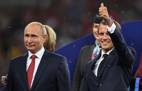 Les Présidents Poutine et Macron lors de la cérémonie de remise des prix - Sputnik Afrique
