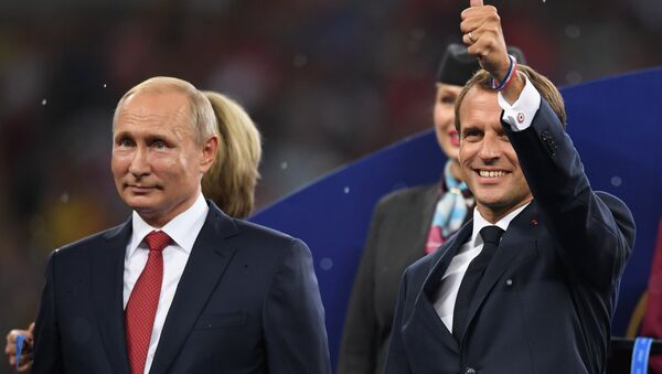 Le président Vladimir Poutine et le président français Emmanuel Macron - Sputnik Afrique