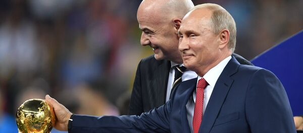 Vladimir Poutine et Gianni Infantino lors de la cérémonie de remise du trophée du Mondial 2018 - Sputnik Afrique