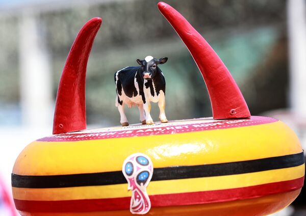 Le chapeau d'une fan de foot belge au Mondial 2018 - Sputnik Afrique