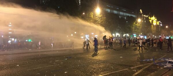 Les rues de Paris le soir de la victoire des Bleus en finale du Mondial 2018 - Sputnik Afrique