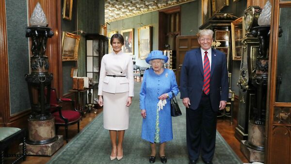 La reine Elisabeth en compagnie de Donald et Melania Trump - Sputnik Afrique