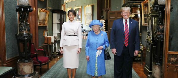 La reine Elisabeth en compagnie de Donald et Melania Trump - Sputnik Afrique