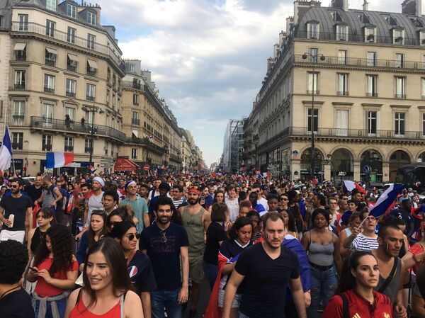 La population s'est rassemblée sur les Champs-Élysées. - Sputnik Afrique