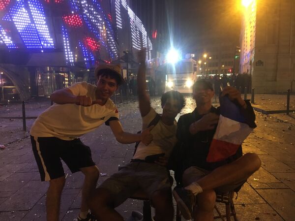 La population s'est rassemblée sur les Champs-Élysées. - Sputnik Afrique