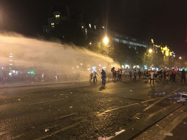  Quelques véhicules ont également été incendiés, ce qui a provoqué l'intervention des pompiers. - Sputnik Afrique