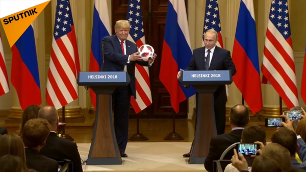 Vladimir Poutine offre un ballon du Mondial 2018 à Donald Trump - Sputnik Afrique