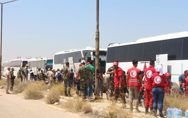 Des membres des groupes radicaux qui avaient refusé de se rendre aux troupes syriennes ont commencé le 15 juillet à se retirer de la ville de Deraa libérée trois jours plus tôt. - Sputnik Afrique