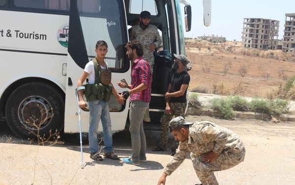 Des membres des groupes radicaux qui avaient refusé de se rendre aux troupes syriennes ont commencé le 15 juillet à se retirer de la ville de Deraa libérée trois jours plus tôt. - Sputnik Afrique