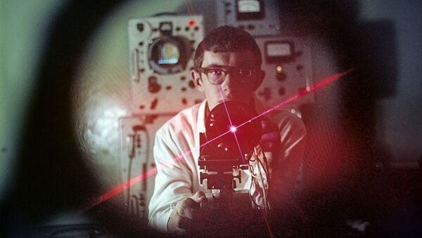 Un ingénieur travaille avec le générateur quantique. 1969. - Sputnik Afrique