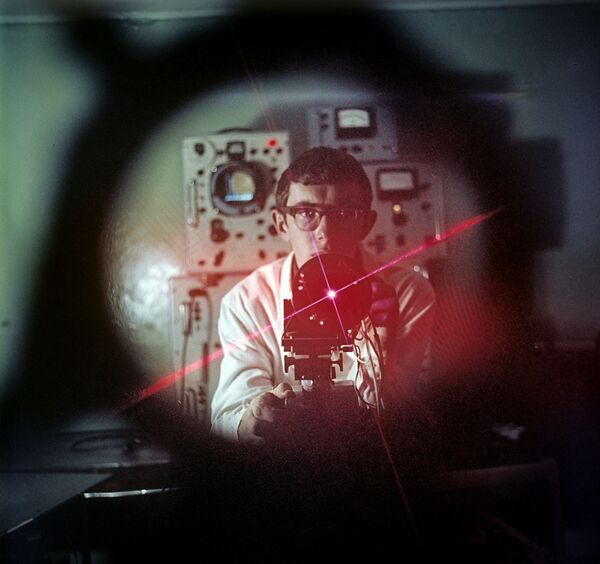 Un ingénieur travaille avec le générateur quantique. 1969. - Sputnik Afrique