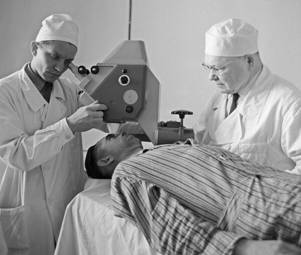Des chirurgiens effectuent une opération des yeux à l'aide d'un laser à la Clinique des maladies oculaires. 1968. - Sputnik Afrique