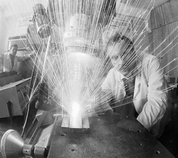 Des ingénieurs percent des orifices dans des pièces composites à l'aide d'un laser. 1987. - Sputnik Afrique