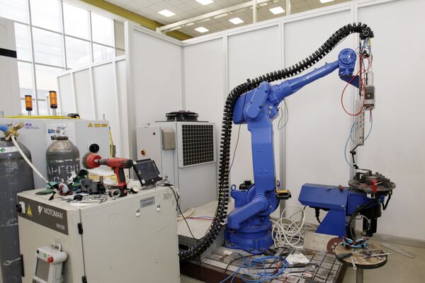 Le dispositif de soudure par un laser à fibre ytterbium d'une puissance de 5kW et un manipulateur robotisé. - Sputnik Afrique