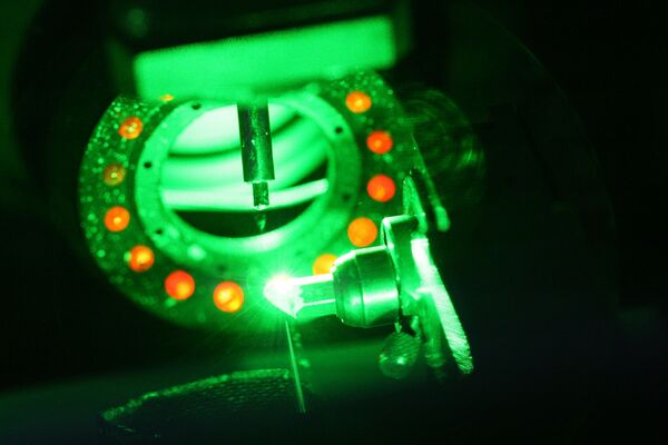 Une opération de sciage laser d'un cristal de diamant à l'usine d'orfèvrerie de Smolensk Kristall. Photo: RIA Novosti, Alexeï Koudenko - Sputnik Afrique