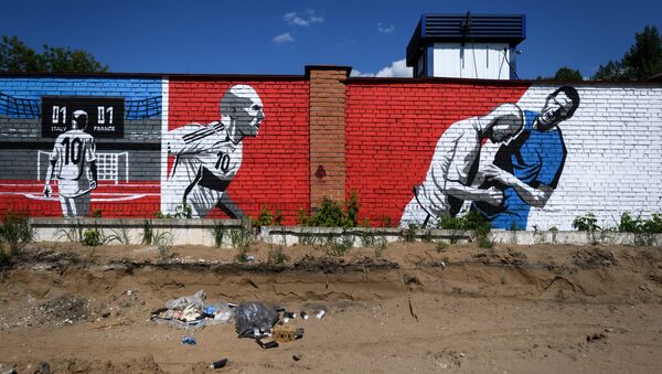 Un graffiti à Samara représentant  Zinedine Zidane et Marco Materazzi, lors de la finale de la Coupe du monde 2006. - Sputnik Afrique