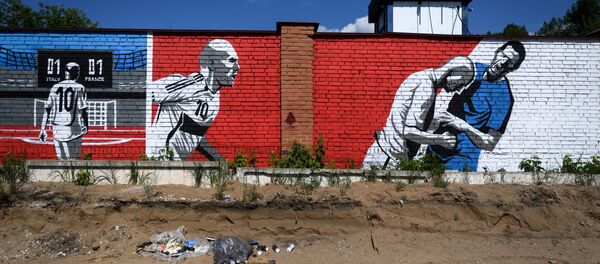 Un graffiti à Samara représentant  Zinedine Zidane et Marco Materazzi, lors de la finale de la Coupe du monde 2006. - Sputnik Afrique