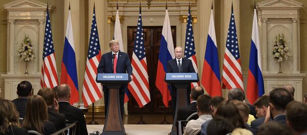 16 июля 2018. Президент РФ Владимир Путин и президент США Дональд Трамп (слева) на совместной пресс-конференции по итогам встречи в Хельсинки. - Sputnik Afrique