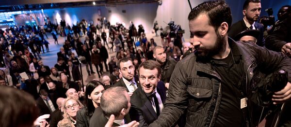 Emmanuel Macron und sein Sicherheitschef Alexandre Benalla während der Wahlkampagne im Jahr 2017 (Archivbild) - Sputnik Afrique
