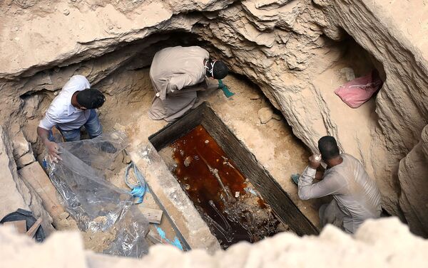 Le sarcophage de 30 tonnes en granit noir a été découvert début juillet 2018 lors de travaux de construction sous un immeuble d’Alexandrie, en Égypte. - Sputnik Afrique