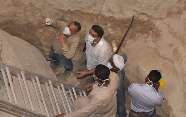 Le sarcophage de 30 tonnes en granit noir a été découvert début juillet 2018 lors de travaux de construction sous un immeuble d’Alexandrie, en Égypte. - Sputnik Afrique