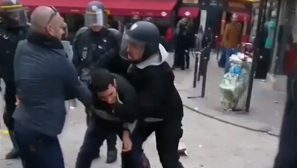 Une image d'Alexandre Benalla violentant un étudiant pendant une manifestation du 1er mai à Paris - Sputnik Afrique