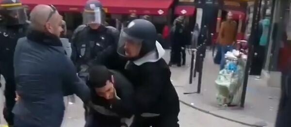 Alexandre Benalla s'en prend à un jeune homme à terre - Sputnik Afrique