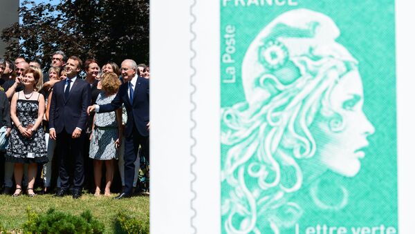 Le nouveau visage de Marianne a été dévoilé jeudi 19 juillet 2018, par Emmanuel Macron, lors d'une visite à Périgueux (Dordogne) - Sputnik Afrique