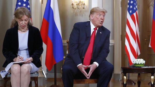 Interpreter interpreter Marina Gross, left, takes notes when U.S. President Donald Trump talks to Russian President Vladimir Putin at the beginning of their one-on-one-meeting at the Presidential Palace in Helsinki, Finland, Monday, July 16, 2018. - Sputnik Afrique